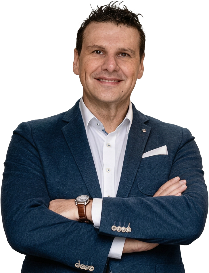 Jean Lemmens, HR- en arbeidsrechtadviseur voor het MKB en oprichter van HR Center, met de armen over elkaar — vastberaden en betrouwbaar aanspreekpunt in Bunde.