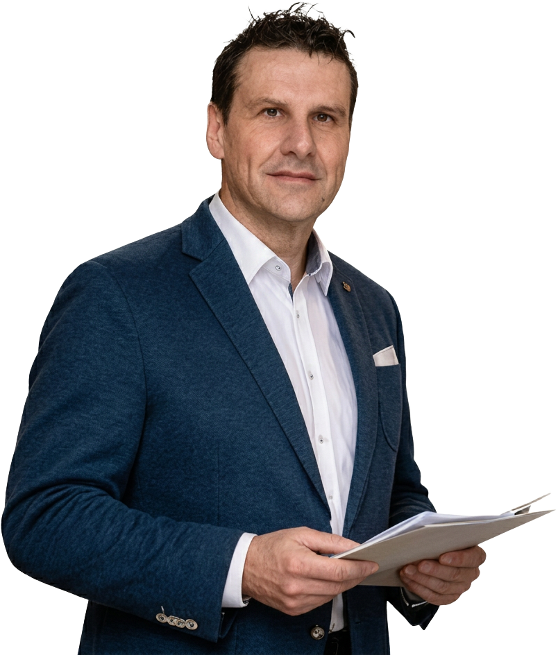 Jean Lemmens, HR- en arbeidsrechtadviseur voor het MKB bij HR Center, bestudeert een dossier — grondige juridische toetsing en personeelsdossiers met oog voor detail.
